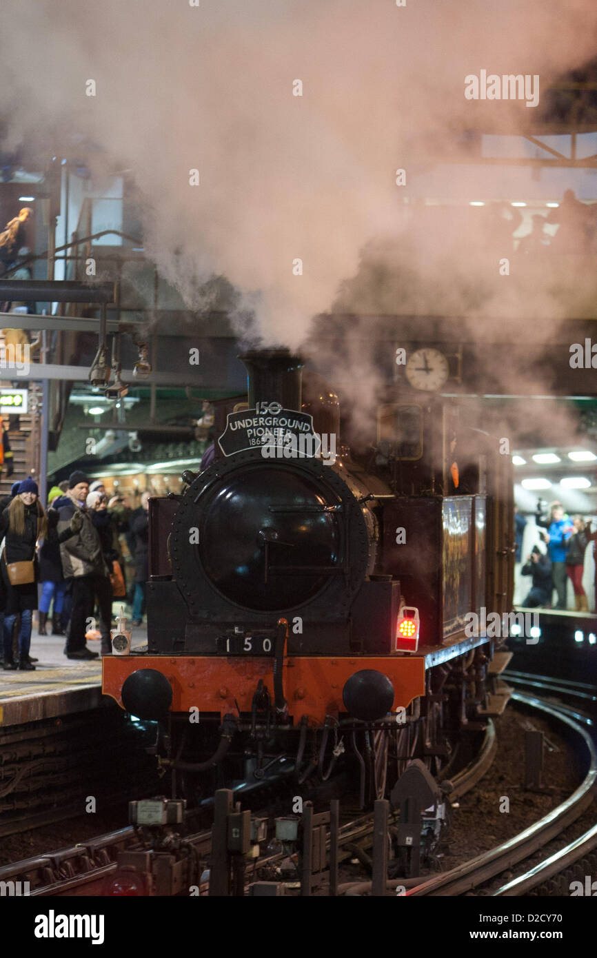 London, UK. 20. Januar 2013. Eisenbahn-Fans warten auf die Ankunft des Zuges besonderes Erbe, Teil des 150. Jubiläums-Events in der U-Bahn, London, UK Stockfoto