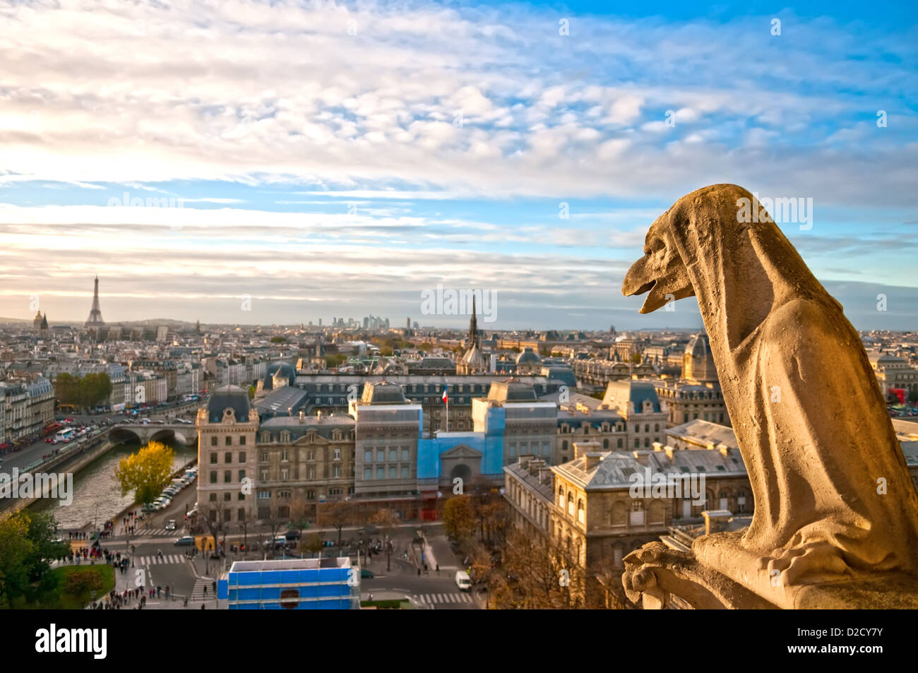 Wasserspeier mit Blick auf Paris bis auf Notre Dame de Paris, France Stockfoto