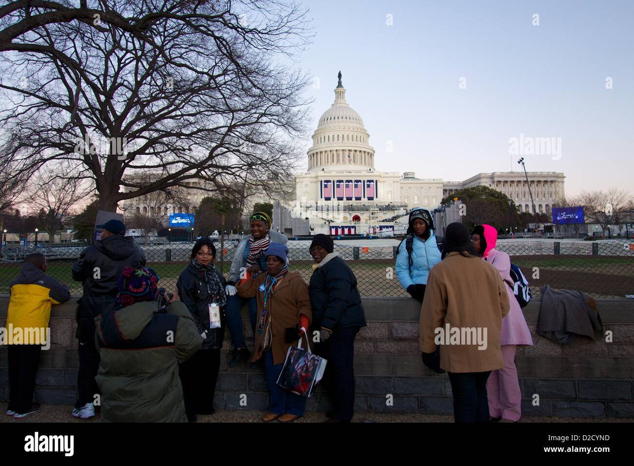 20. Januar 2013, Washington DC. Familien posieren für Fotos in der Nähe des Kapitols am Vorabend der Eröffnung. Obwohl der 57. Eröffnungszeremonie Morgen ist, wurde Präsident Obama heute Morgen wegen einer verfassungsrechtlichen Anforderung vereidigt, die Präsidenten vor Mittag am 20. Januar vereidigt werden. Stockfoto