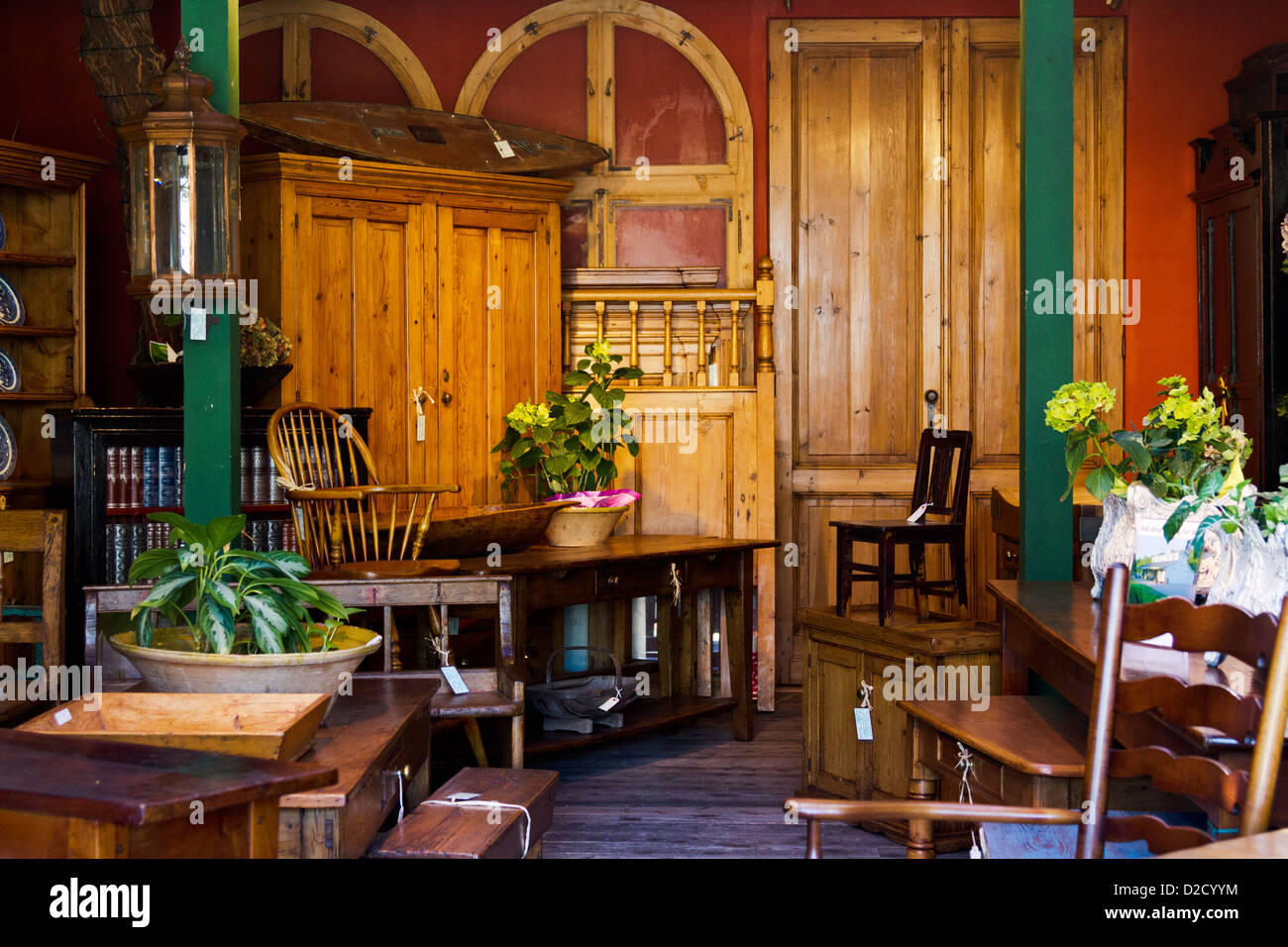 Innenansicht eines antiken Möbeln-Stores in Summerland, in der Nähe von Santa Barbara, Kalifornien Stockfoto