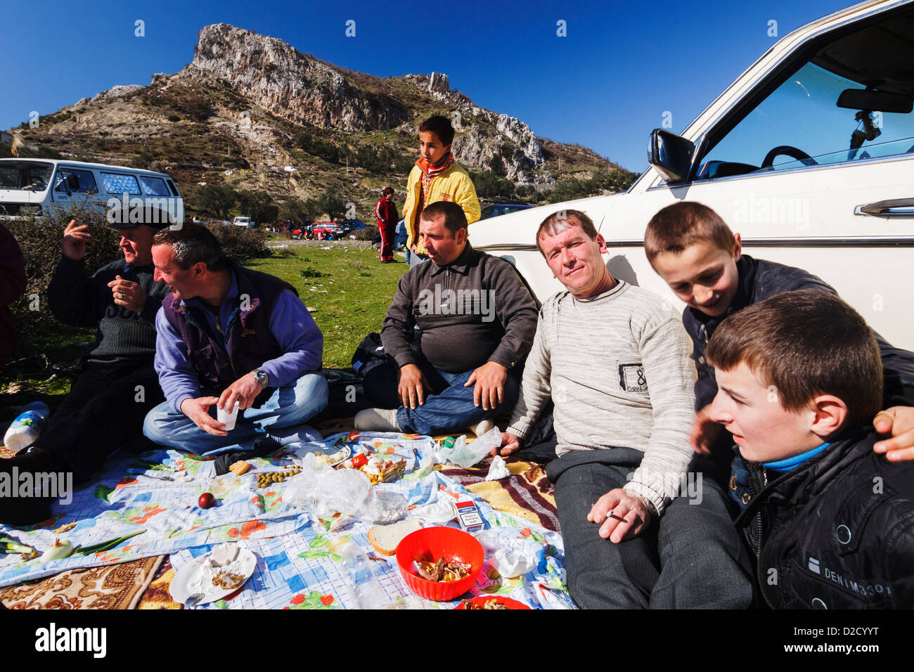 Albanischen Familie picknicken feiern Diten E Veres Sommertag Festival in Elbasan, Albanien (Frühling März 14) Stockfoto