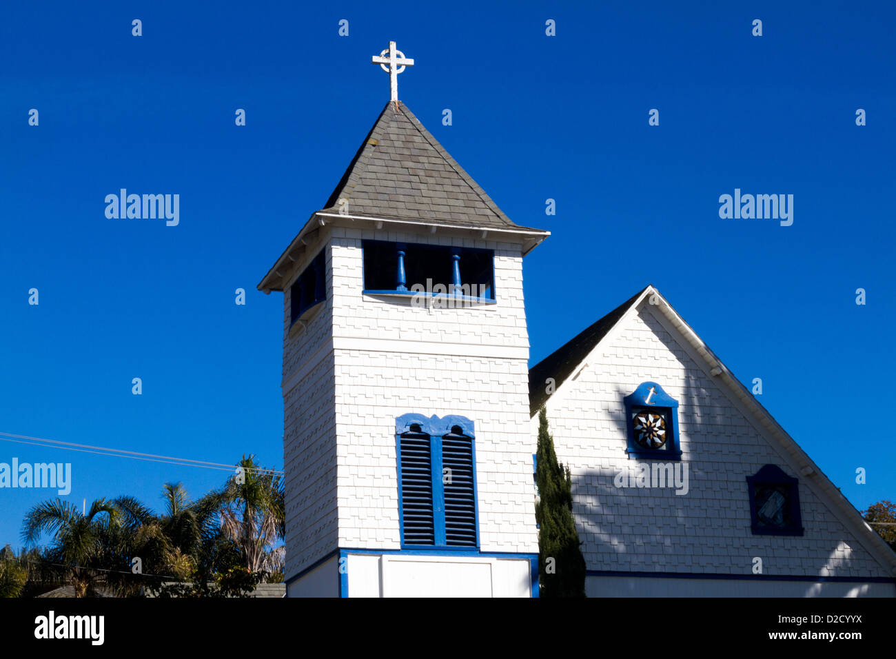 Malerische Kleinstadt Kirche und Kirchturm in Summerland, in der Nähe von Santa Barbara, Kalifornien Stockfoto