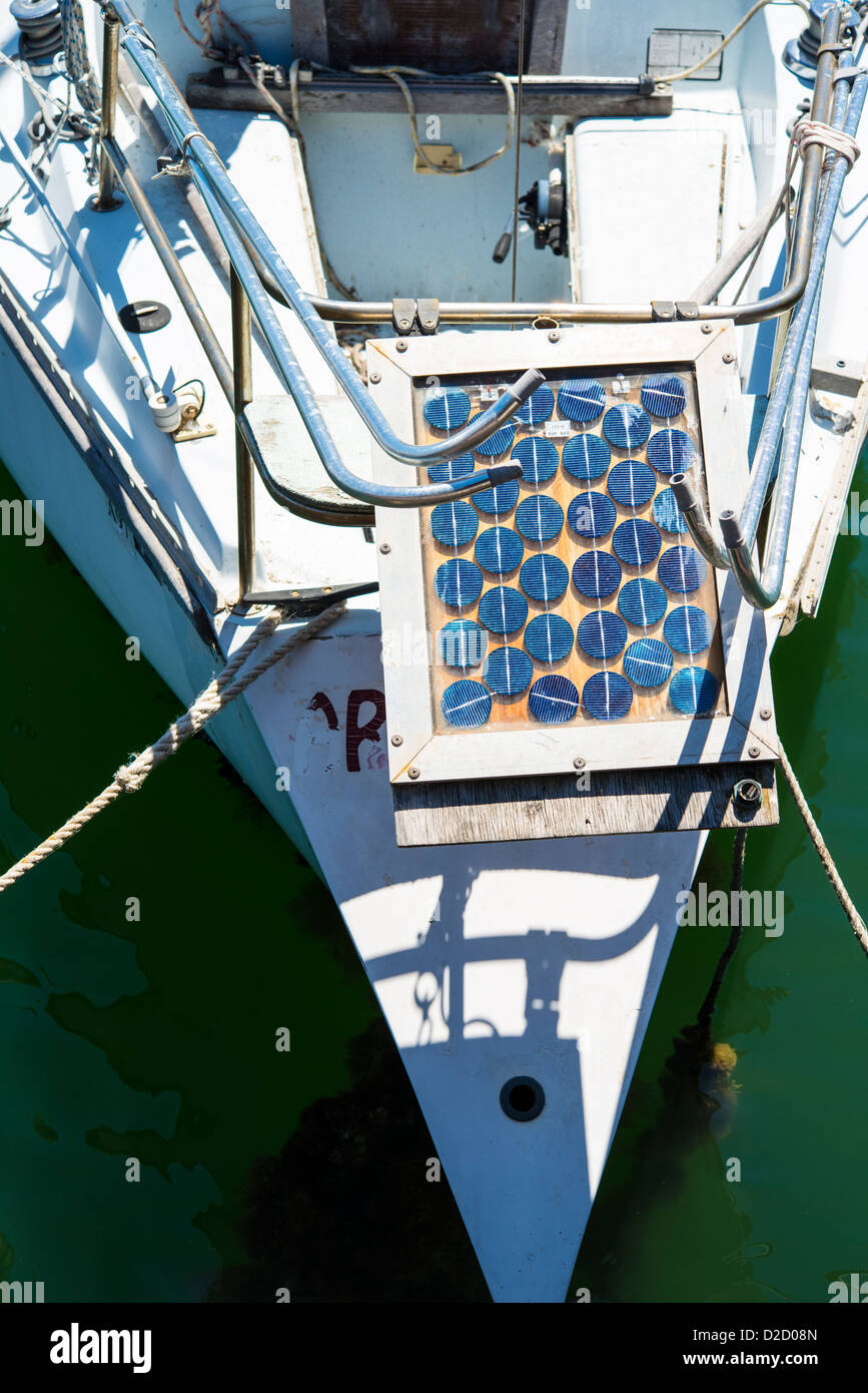 Solarstrom-Panels auf Boot Stockfoto