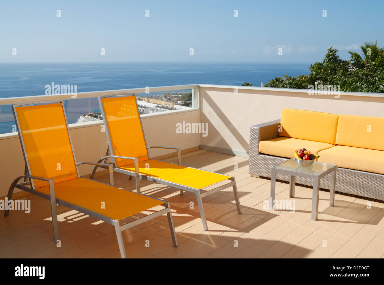 Sonnenliegen auf Balkon in Spanien Stockfoto