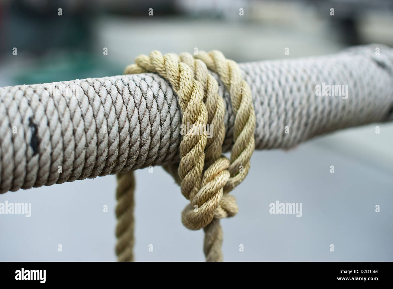 Wählen Sie Schwerpunkt der Seile gewickelt Aound Schiene auf Fischerboot in Sitka, Alaska, USA Stockfoto