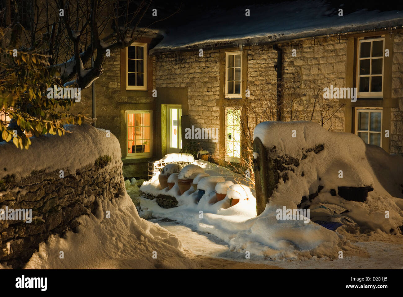 Biggin Hall Country Hotel bei Nacht mit Schnee im Winter in der Nationalpark Peak District, Derbyshire, England, Großbritannien Stockfoto