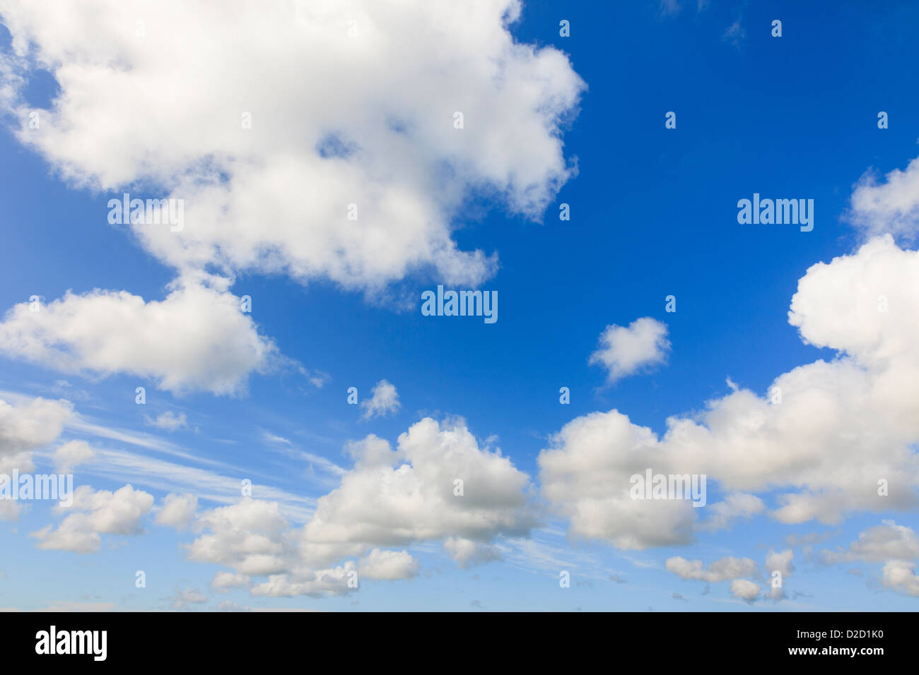 Blauer Himmel mit flauschigen weißen Cumulus-Wolken clement Sommerwetter in England UK Großbritannien angibt. Stockfoto