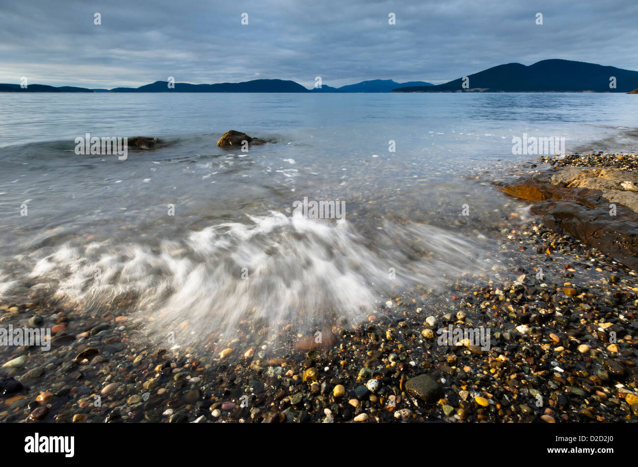 Wellen angespült am Sunset Beach, Washington Park, Anacortes, Fidalgo Island, Washington, USA Stockfoto