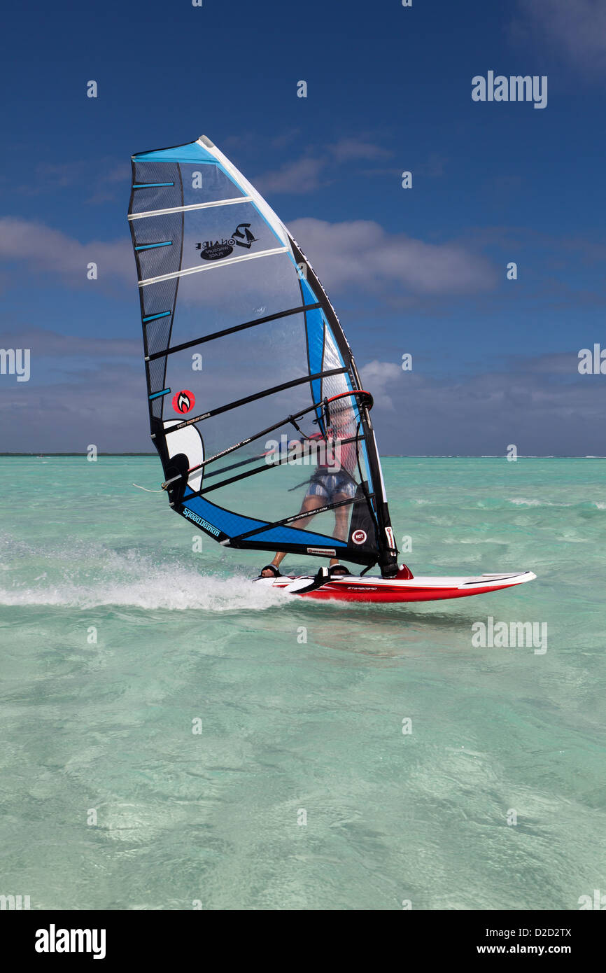 Windsurfer genießen Sie perfekte Surfbedingungen am Lac Bay auf der Insel Bonaire. Stockfoto