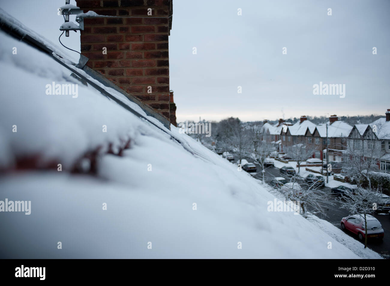 Süd West-London, UK. 21.01.13. Nach anhaltenden Schneefall am Sonntag deckt eine Schneedecke die SW London Vororten zu Beginn der Arbeitswoche Stockfoto