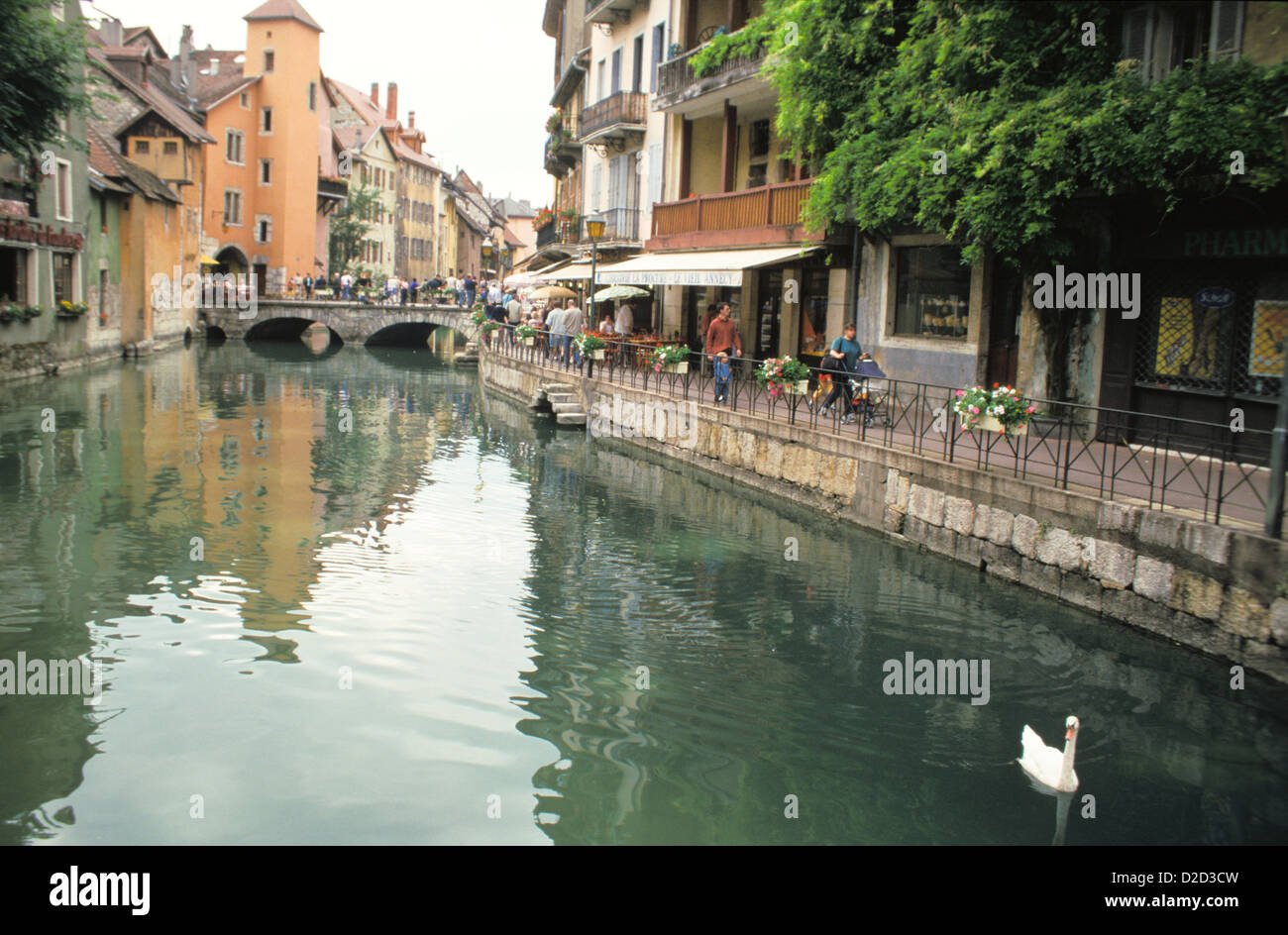 Frankreich, Haute-Savoie, Annecy. Straßenszene entlang des Flusses Thiou. Stockfoto