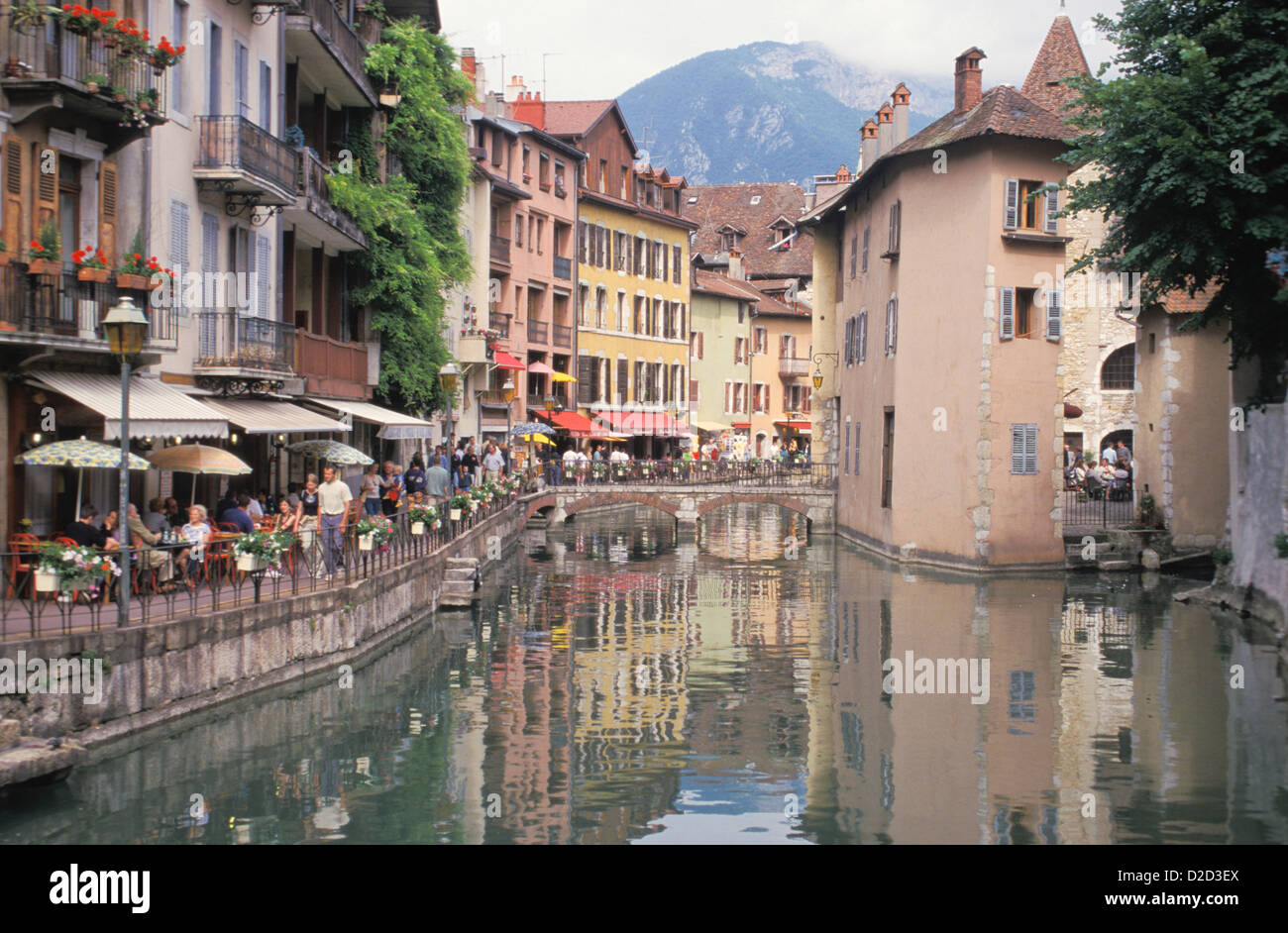 Frankreich, Haute-Savoie, Annecy. Gebäude entlang des Flusses Thiou Stockfoto