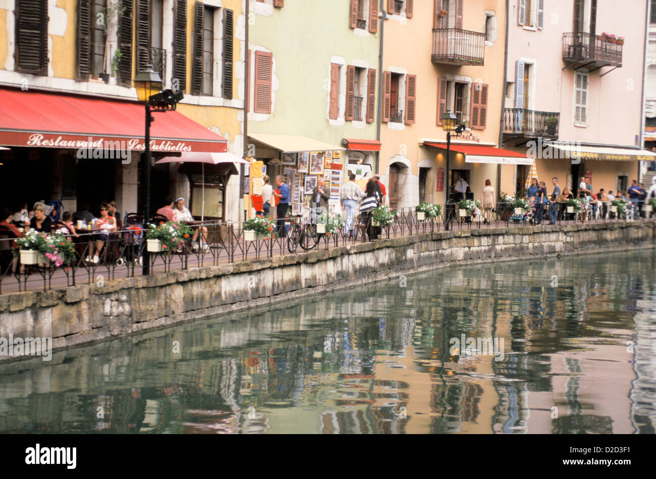 Frankreich, Haute-Savoie, Annecy. Gebäude entlang des Flusses Thiou. Stockfoto