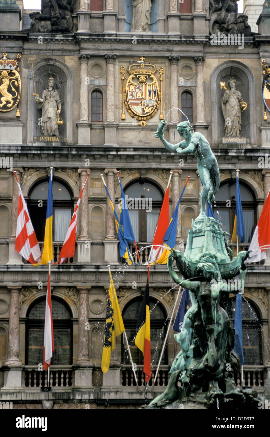 Belgien, Antwerpen. Brabofontein und Rathaus, Grote Markt Stockfoto