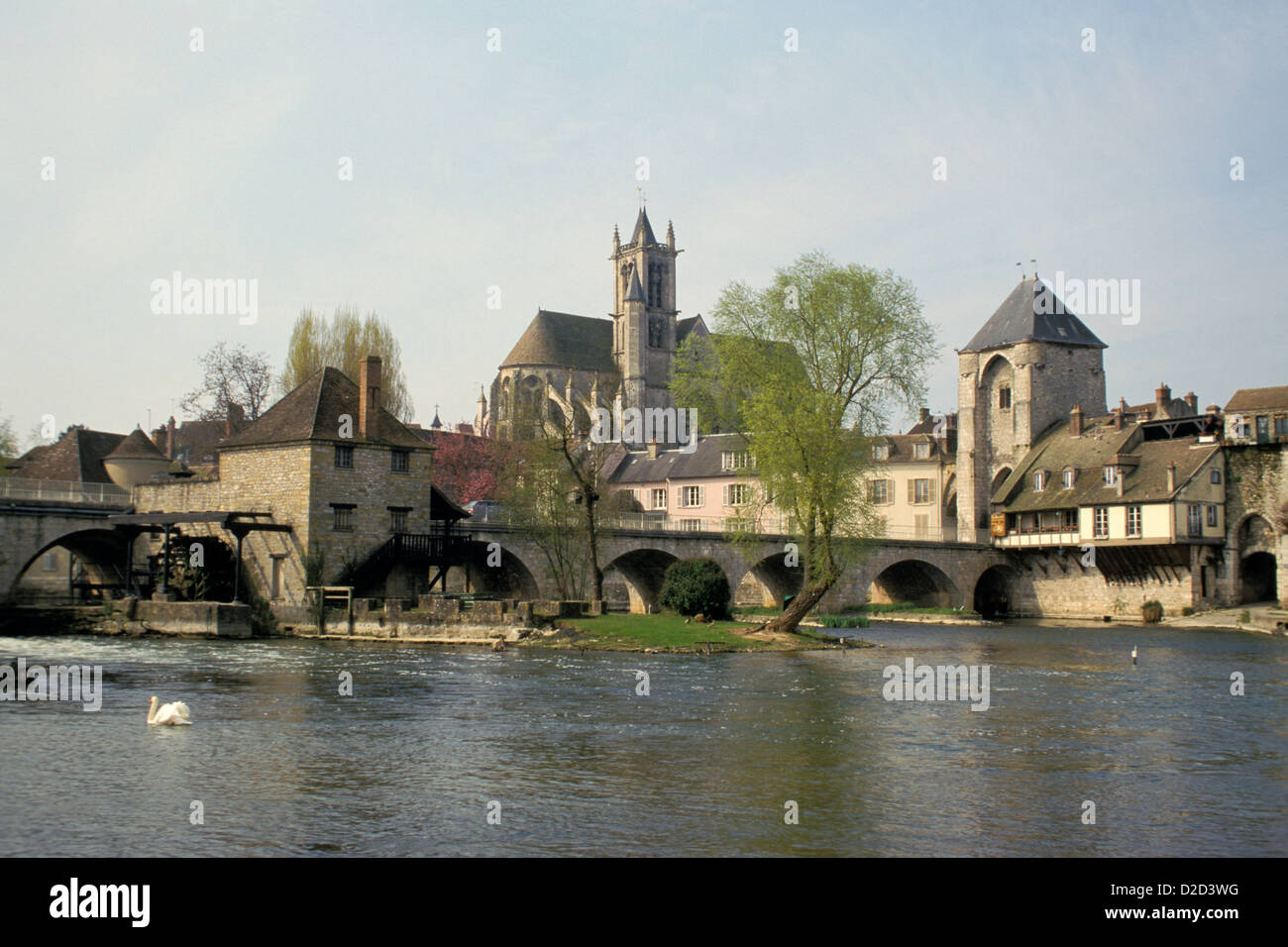 Frankreich. Moret-Sur-Loing. Eglise Notre-Dame (Mitte) und Porte De Bourgogne (rechts) Stockfoto