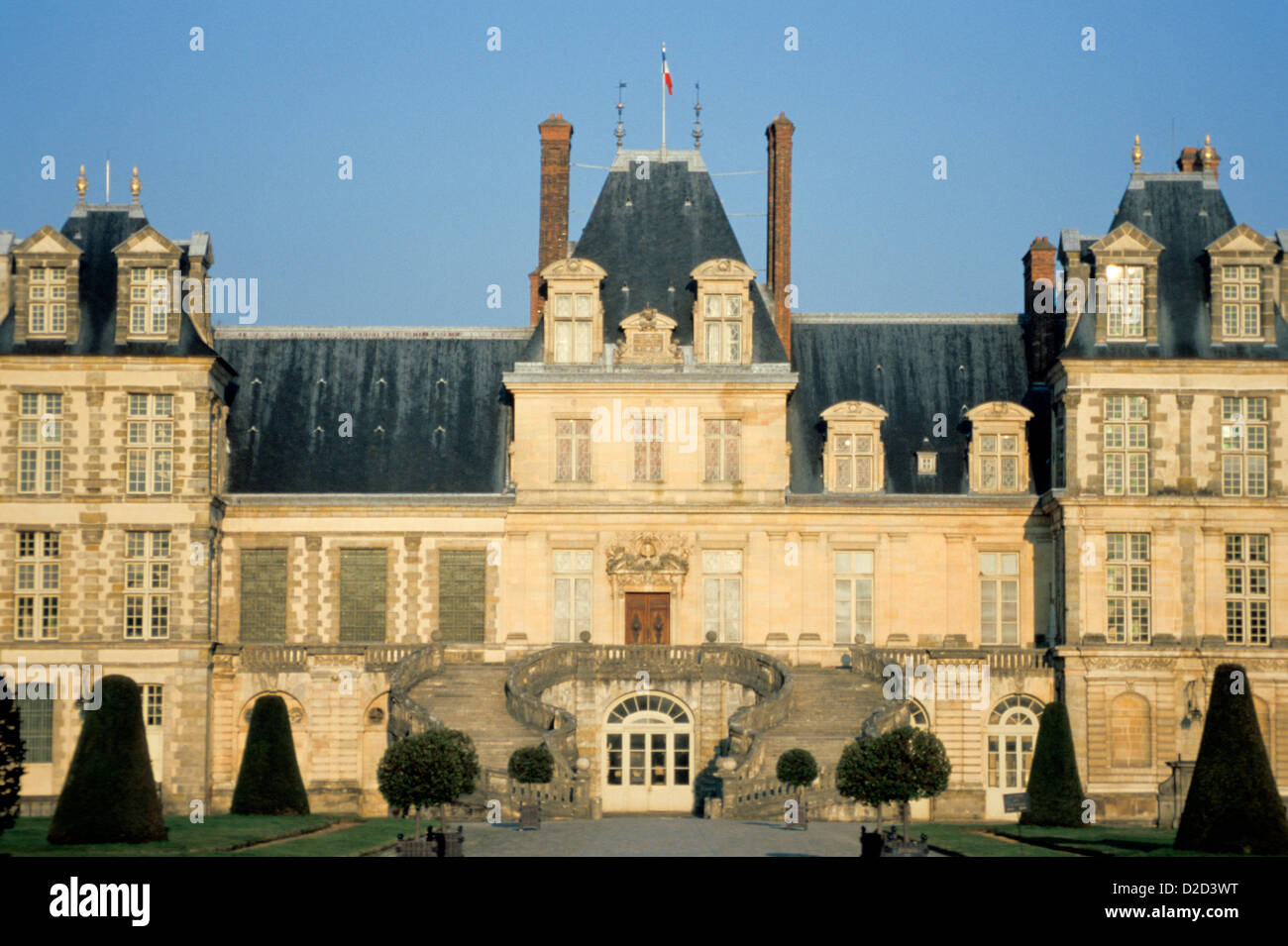 Frankreich. Fontainebleau Palast In der späten Nachmittagssonne betrachtet von White Horse Gericht. Stockfoto
