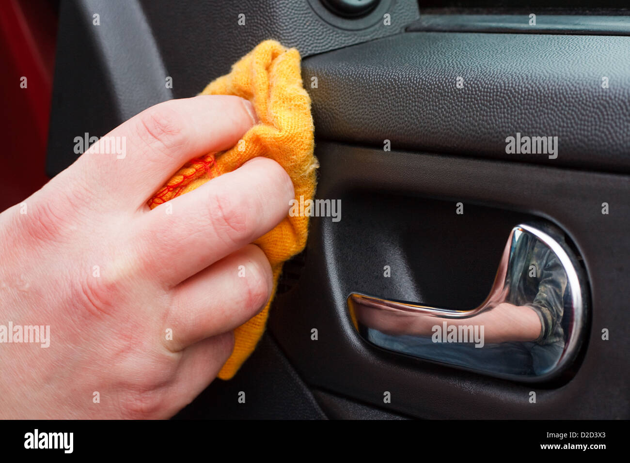 Reinigung des Auto-Innenraums mit Poliertuch Stockfoto