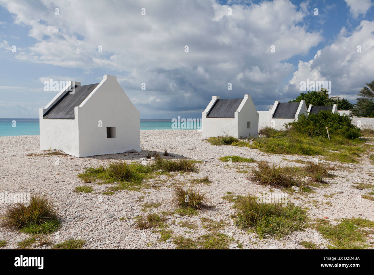 Ehemalige Sklaven Hütten befindet sich neben der Salinen auf Bonaire Insel, Teil der niederländischen Antillen Stockfoto