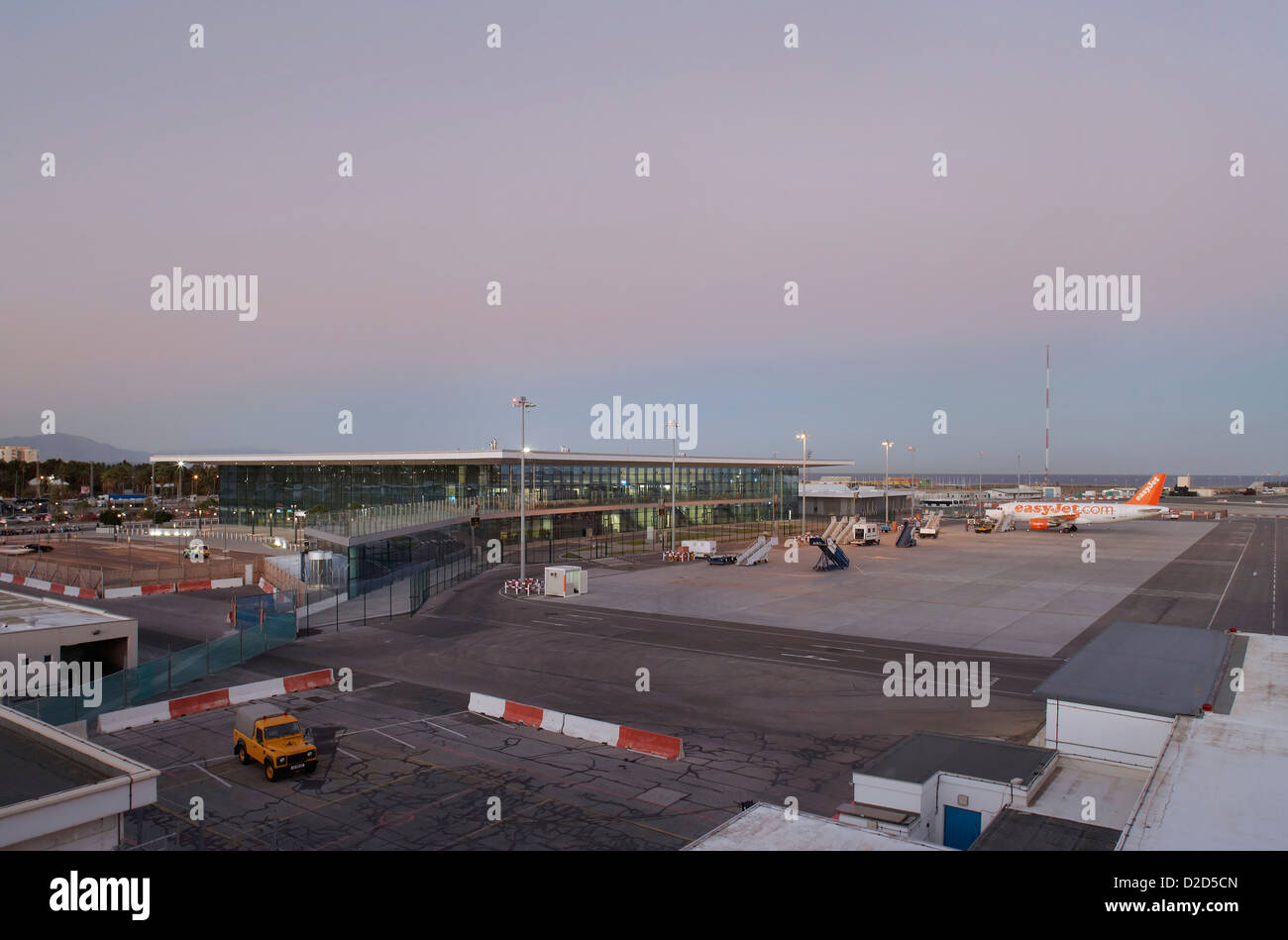 Flughafen von Gibraltar, Gibraltar, Großbritannien. Architekt: Bblur Architektur, 2012. Erhöhte, umfassende Ansicht des Gebäudes mit Stockfoto