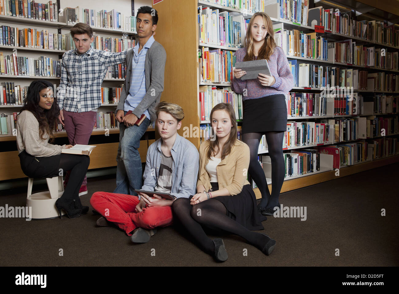 Studenten lesen in der Bibliothek Stockfoto