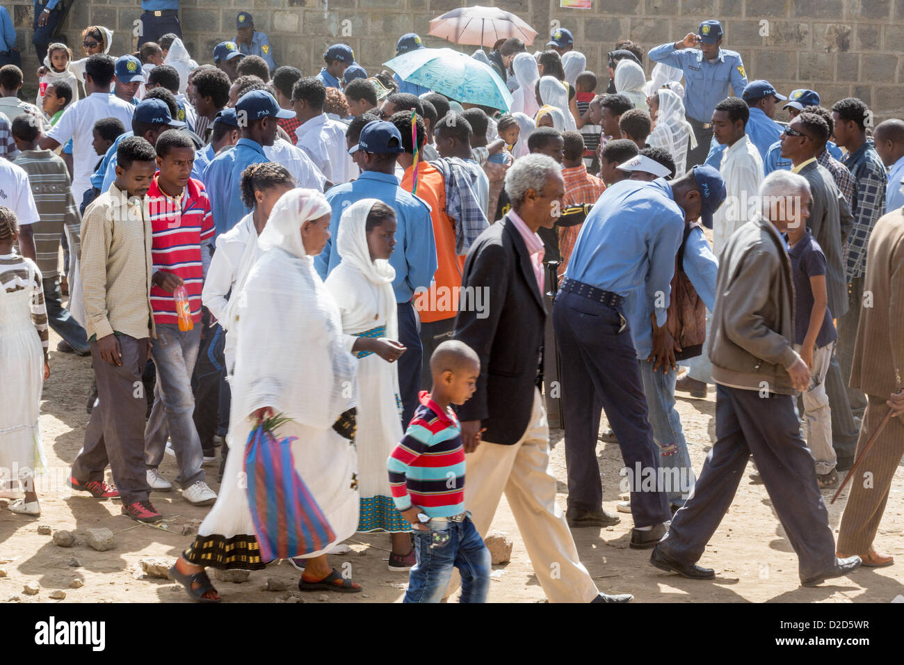 ADDIS ABEBA, Äthiopien – Januar 19: die örtliche Polizei ein Abtasten Suche auf Hunderttausende Besucher Timket feiern der Epiphanie, zur Erinnerung an die Taufe Jesu im Jordan, am 19. Januar 2013 in Addis Abeba. Stockfoto