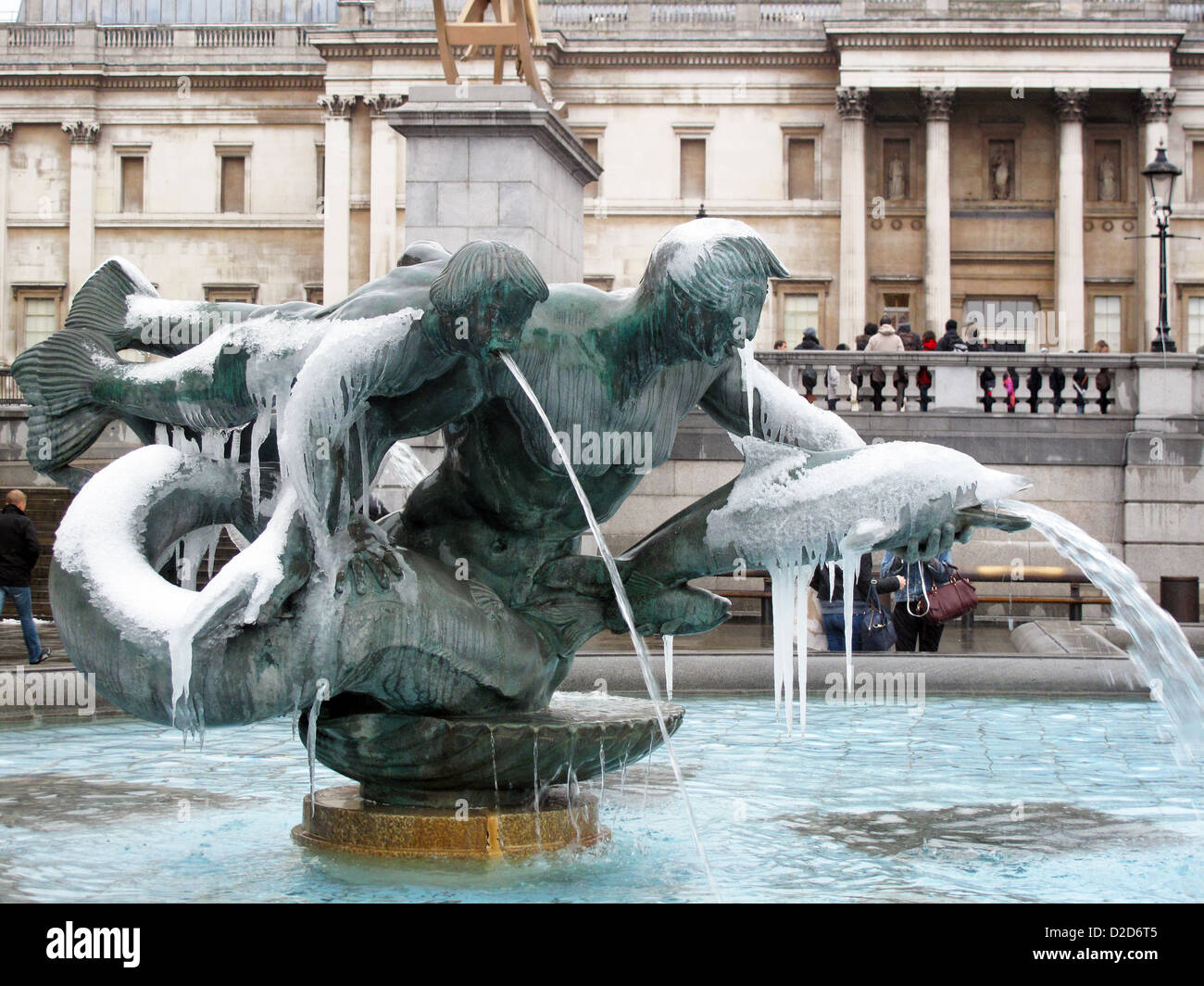 Springbrunnen-Statue in Trafalgar Square London England UK Stockfoto