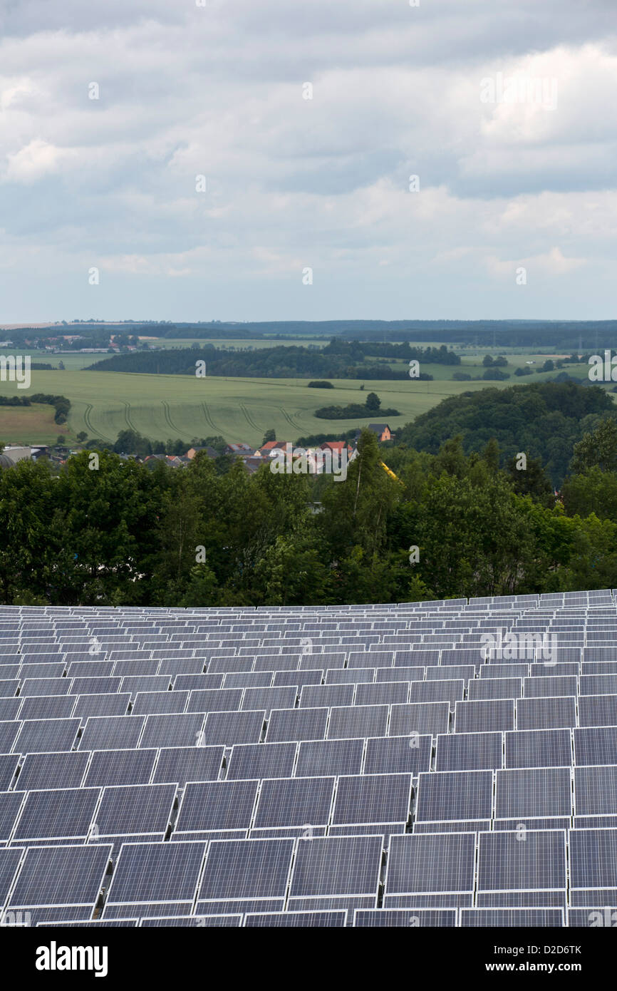 Solar-Panels vor Naturlandschaft Stockfoto
