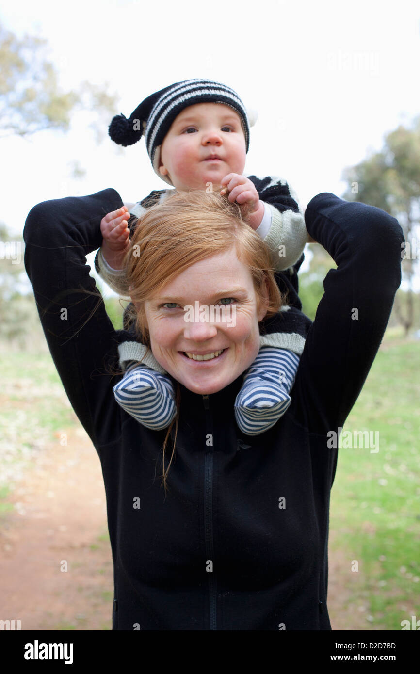 Eine Frau hält einen kleinen Jungen auf ihren Schultern Stockfoto