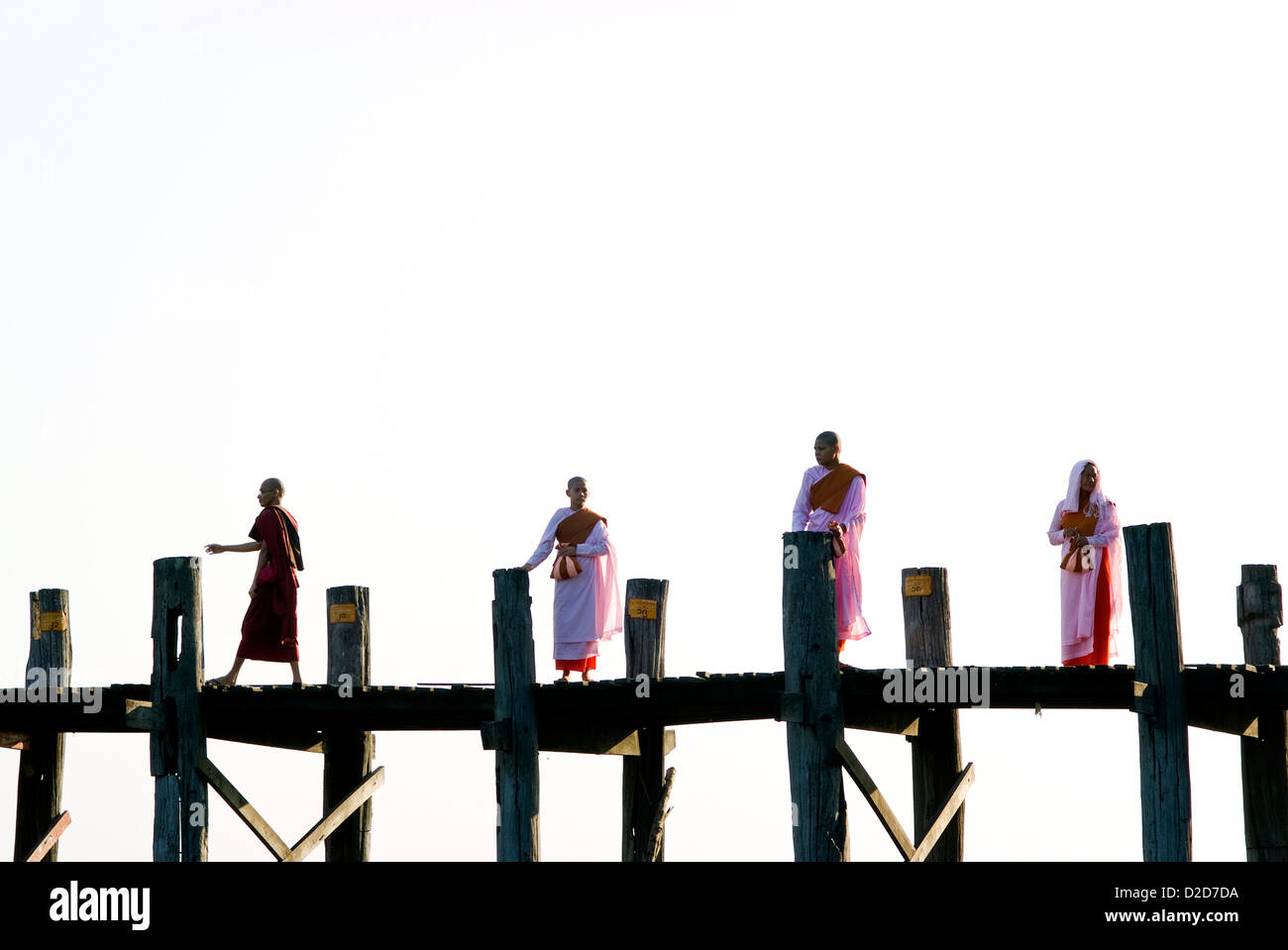 Mönche auf die u Bein Brücke, Amarapura, Myanmar (Burma) Stockfoto