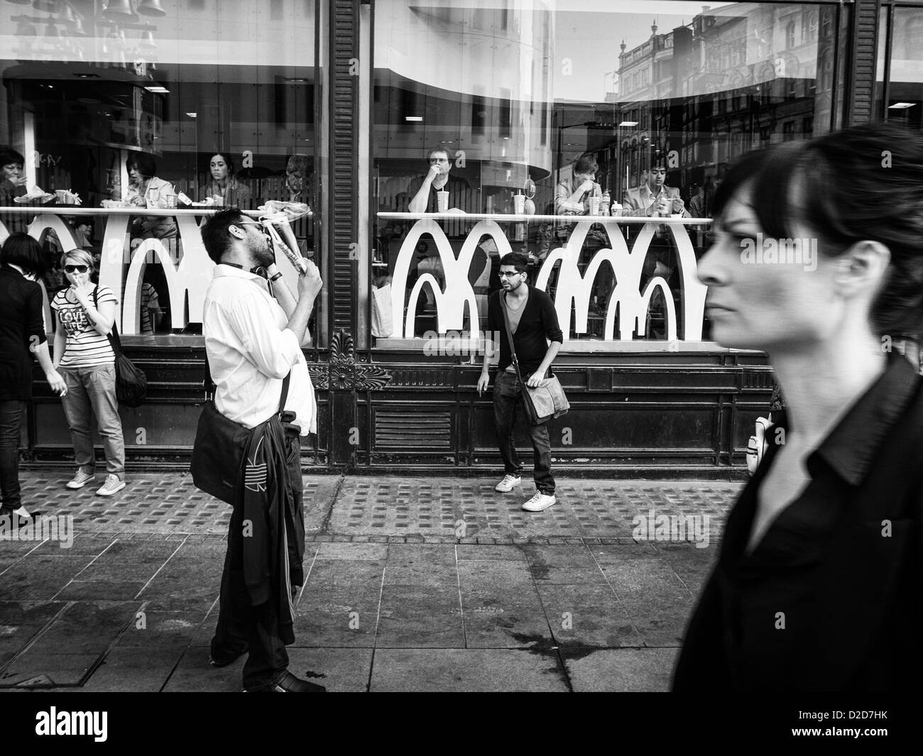 Ruft der Mann auf der Oxford Street in London mit Papiere in der hand Stockfoto