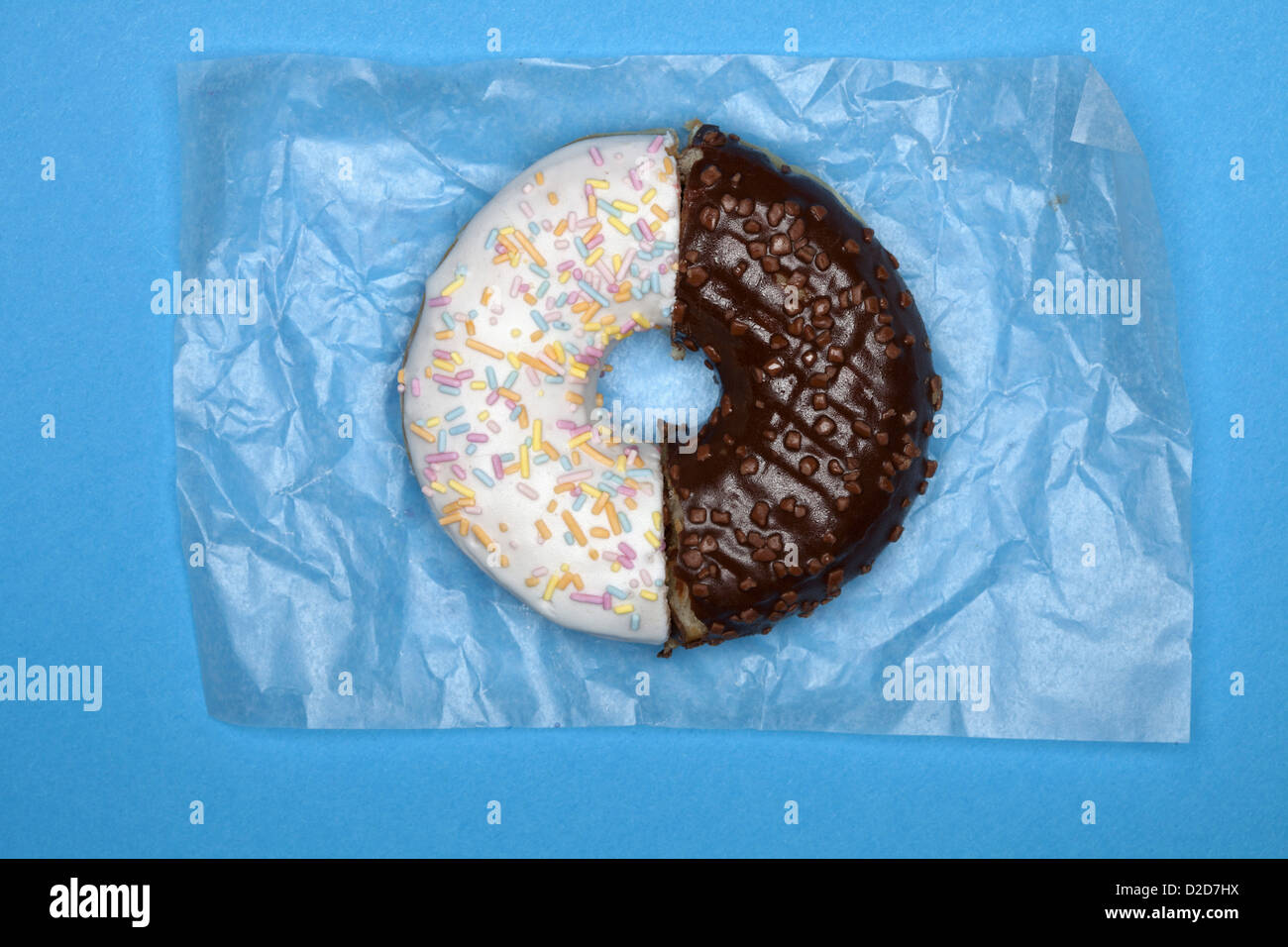 Ein Donut, hergestellt aus zwei Hälften Stockfoto