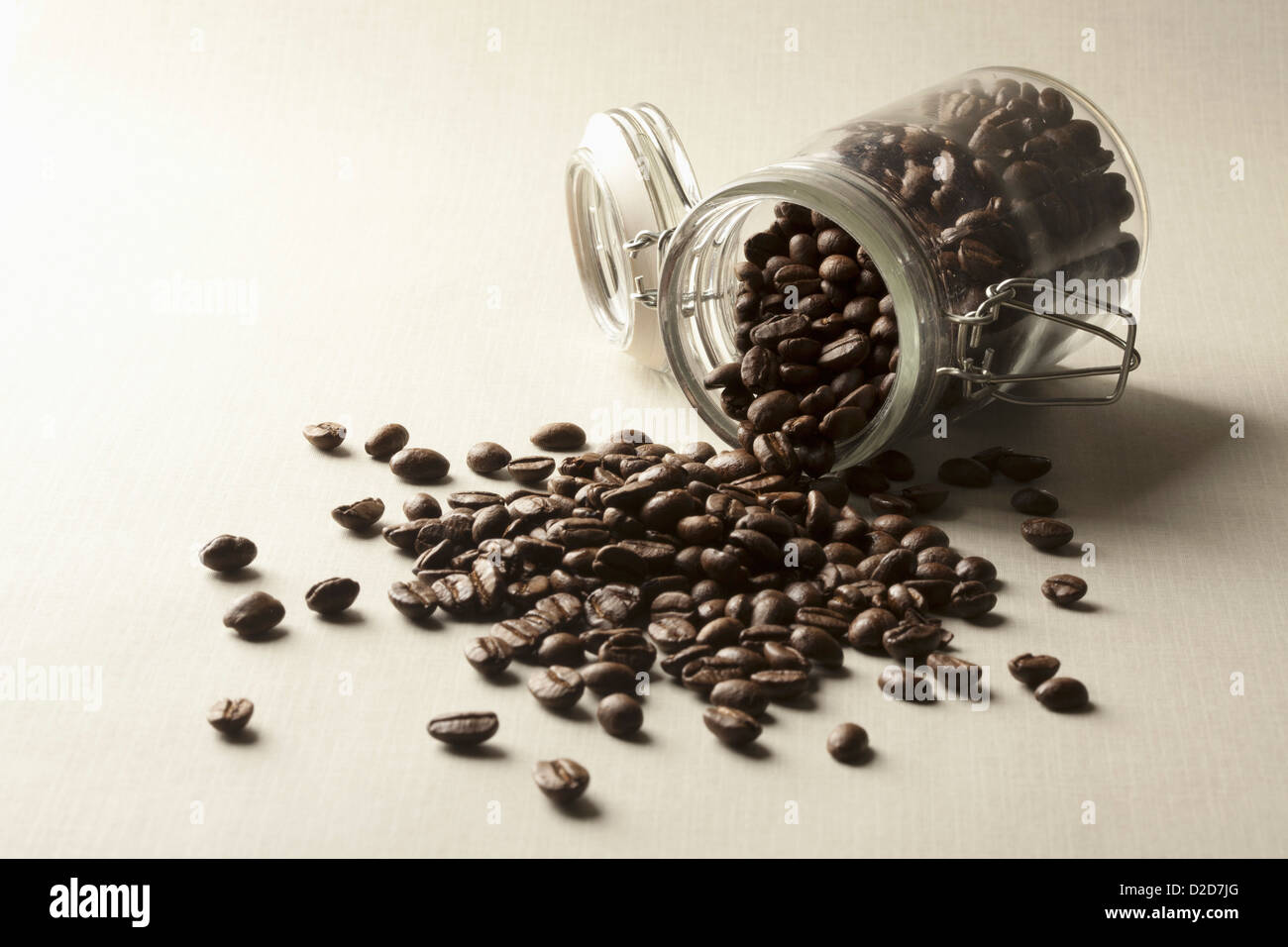 Kaffee Bohnen verschütten aus dem Glas Stockfoto