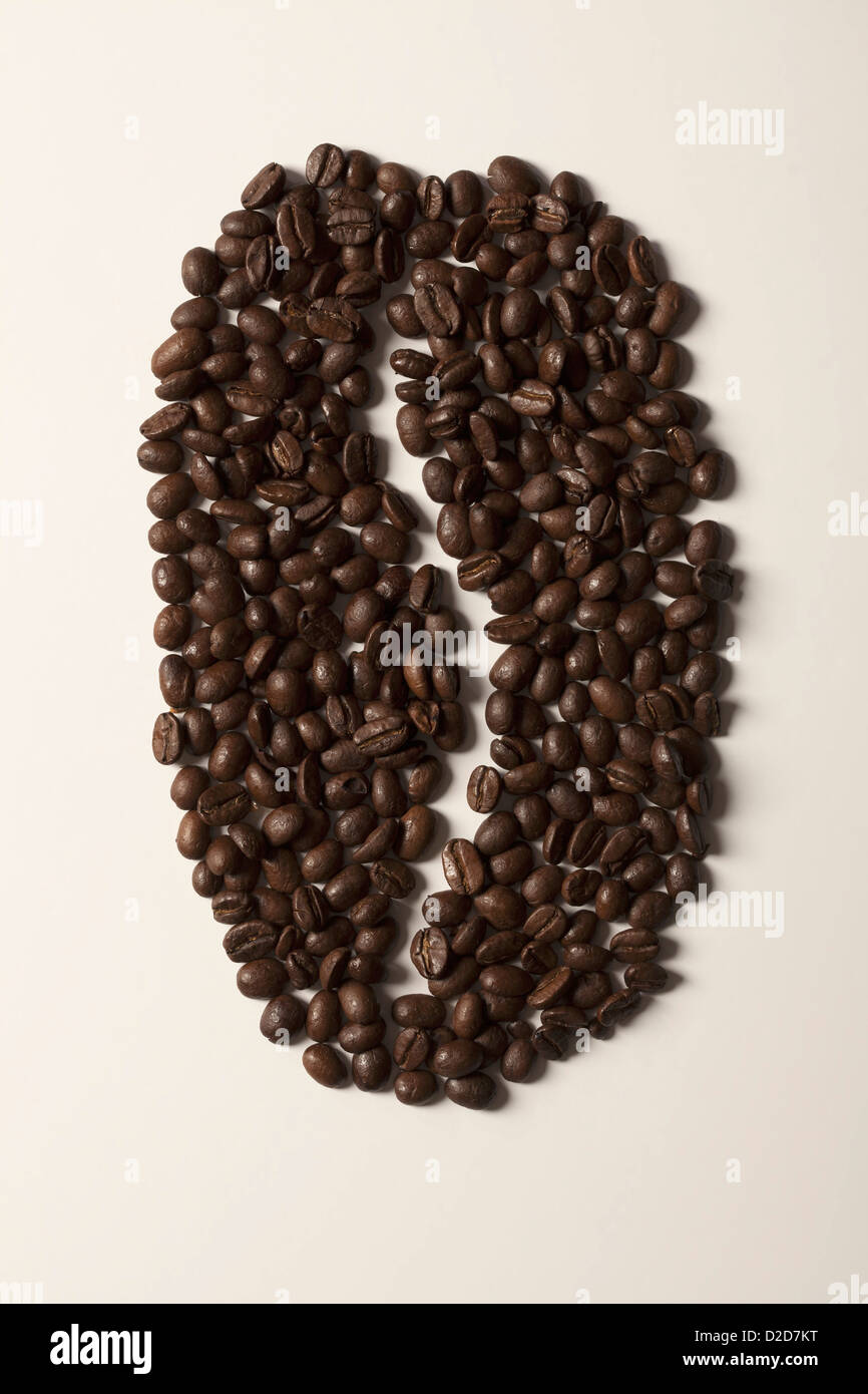 Kaffeebohnen in der Form einer großen Kaffeebohne angeordnet Stockfoto