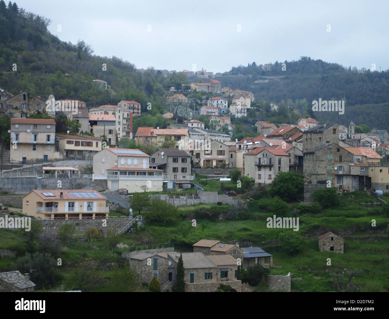 Viele schöne Häuser in einem Dorf in der Nähe von Corte auf Korsika Stockfoto