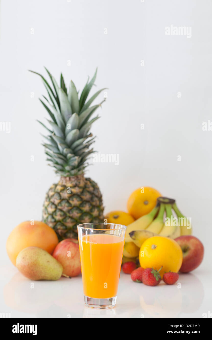 Glas Orangensaft mit der fruchtigen Zutaten im Hintergrund Stockfoto