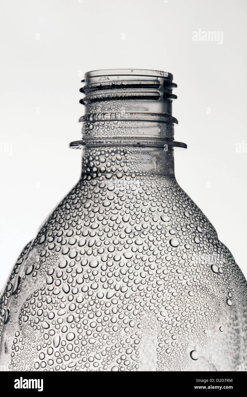 Eine Plastikflasche Wasser ohne eine Kappe, die Kondensation drauf hat Stockfoto
