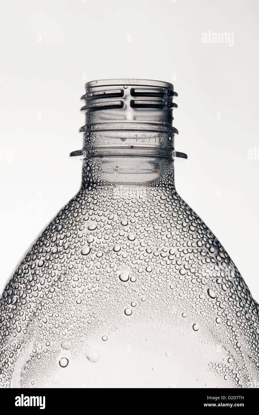 Eine Plastikflasche Wasser ohne eine Kappe, die Kondensation drauf hat Stockfoto