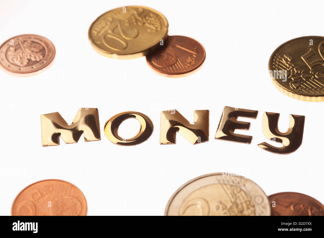 Das Wort "Geld" in goldenem Schriftzug umgeben von Euro-Münzen Stockfoto