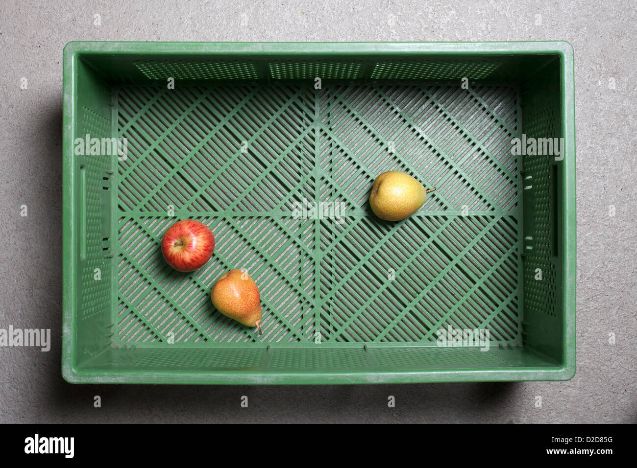 Drei Stücke von Obst in einem Kunststoff-Warenkorb Stockfoto