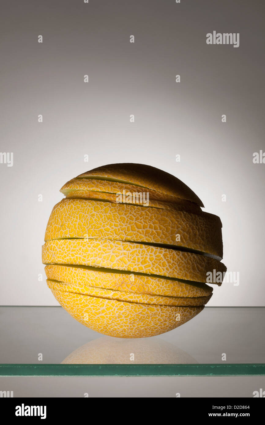 Ungleichmäßige Zitronenscheiben gestapelt, um die Form einer Zitrone umfassen Stockfoto