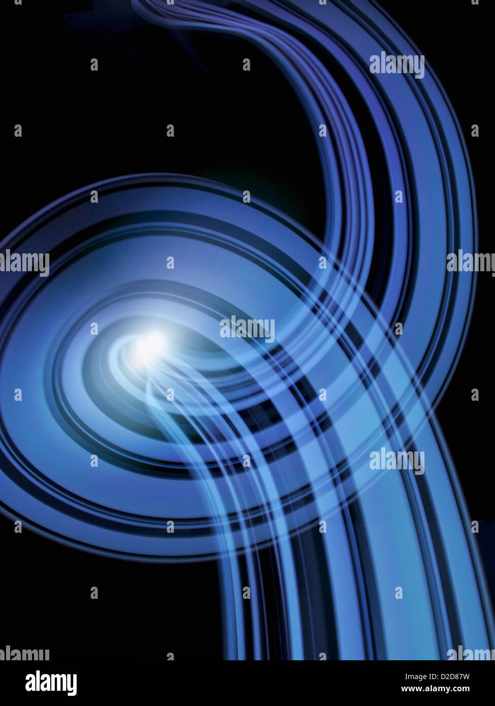 Lichtspuren erstellen ein abstraktes blaue Muster auf schwarzem Hintergrund Stockfoto