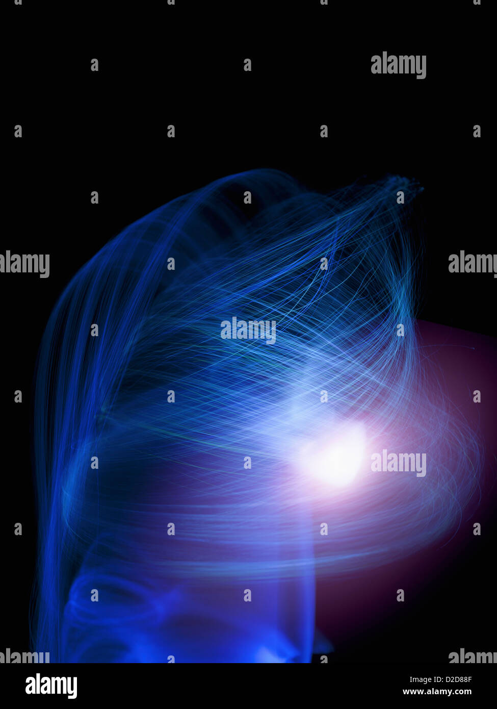 Blau und lila Lichtspuren feine Linie abstrakte Spiralen auf schwarzem Hintergrund erstellen Stockfoto