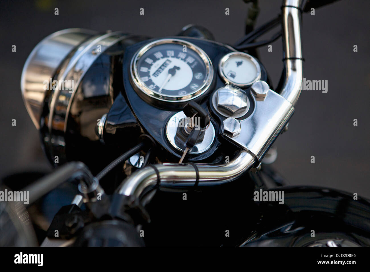 Motorrad-Dashboard mit Schlüssel in der Zündung Stockfoto