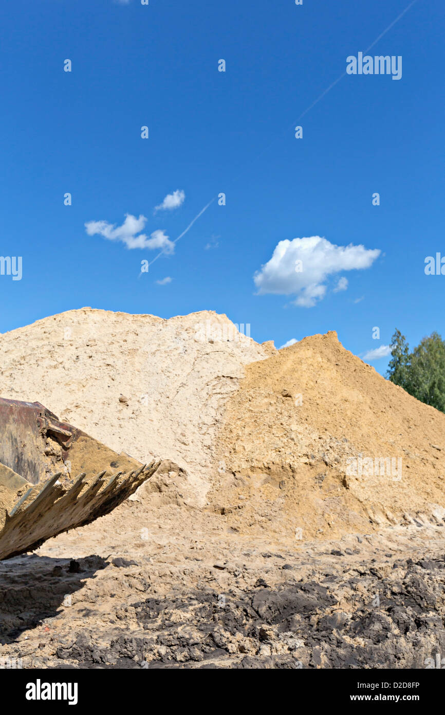 Sand-Hügel auf der Baustelle mit Kugel im Vordergrund Stockfoto