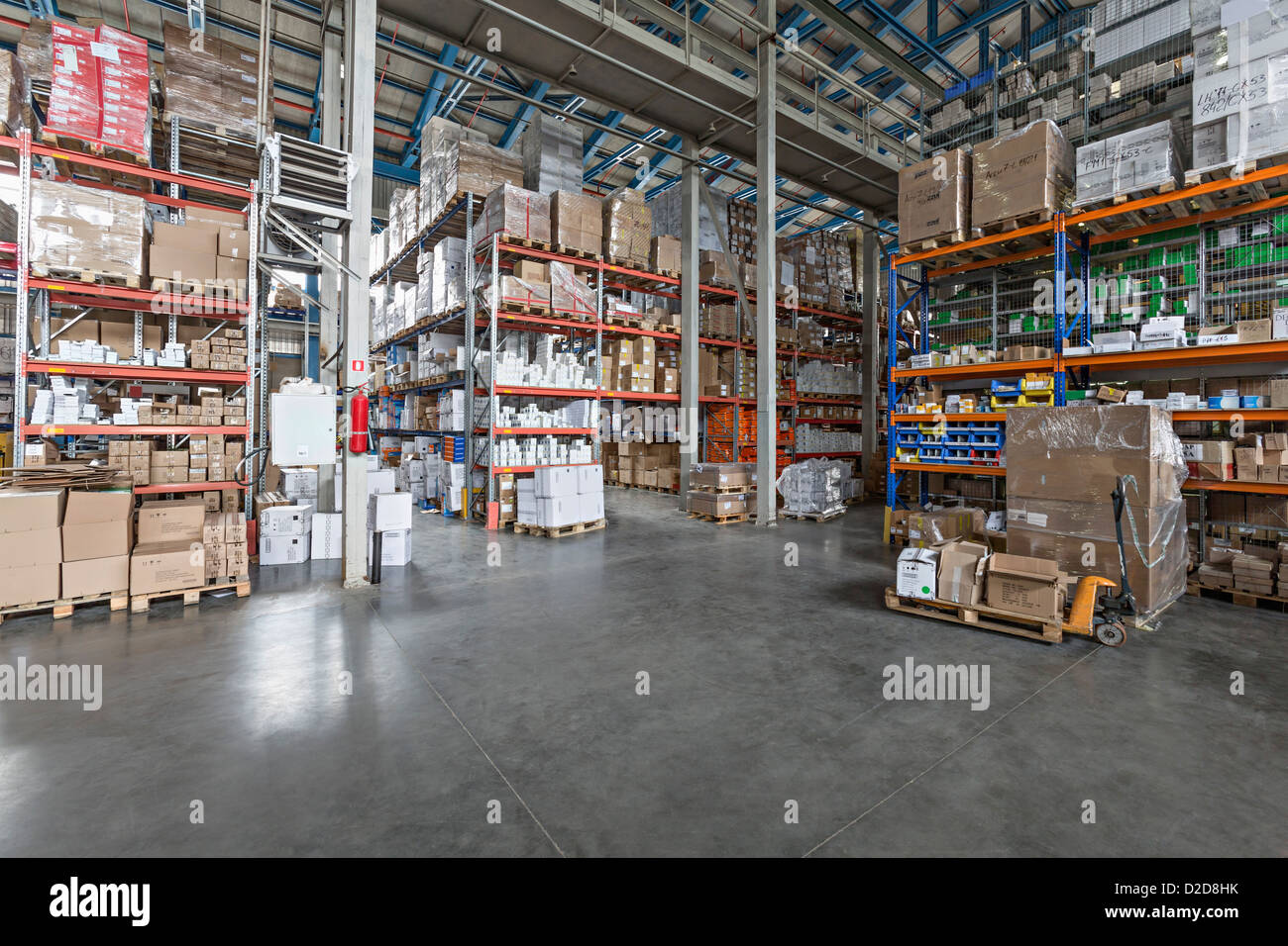 Lager mit Kartons auf Paletten LKW Stockfoto