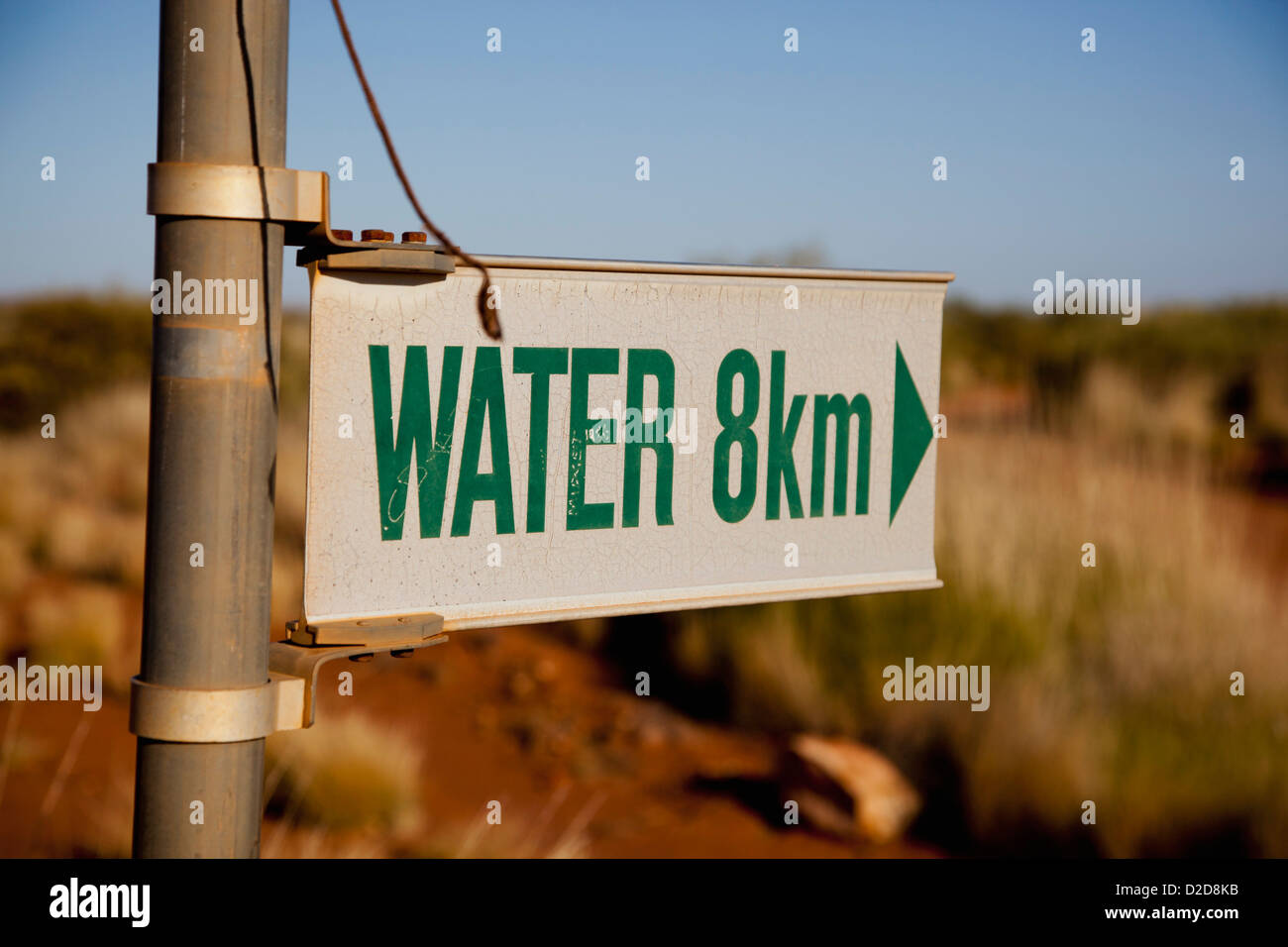 Ein Pfeilzeichen für Wasser in 8km Stockfoto