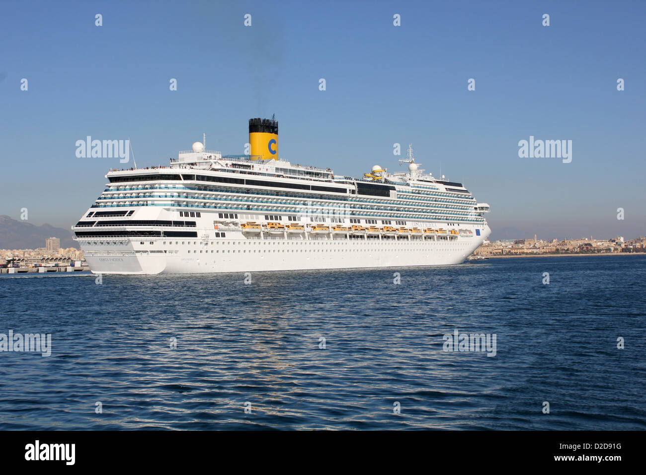 Costa Cruise Lines Kreuzfahrtschiff "Costa Pacifica" - Abfahrt Hafen von Palma De Mallorca / Mallorca. Stockfoto