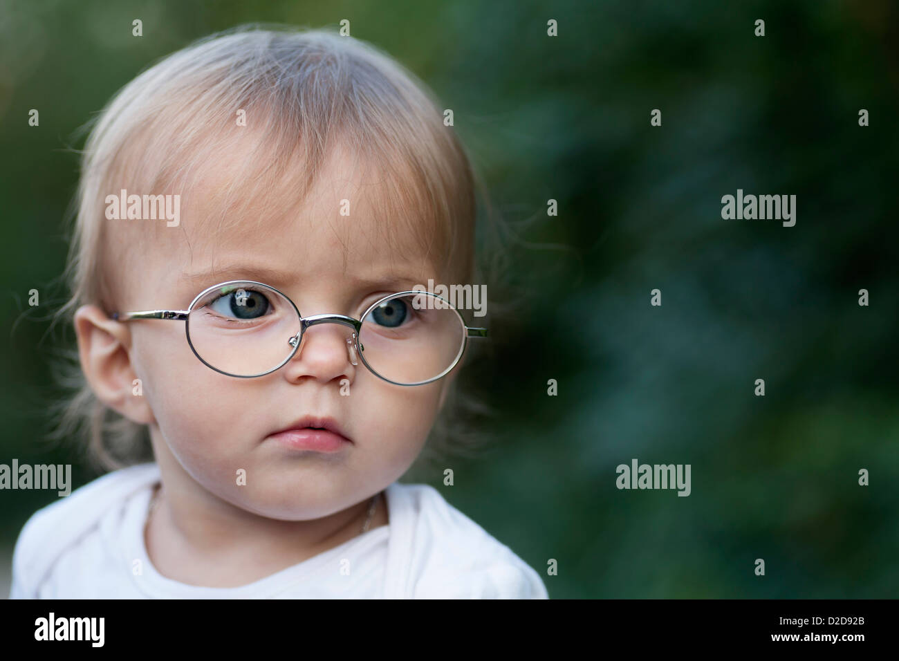 Ein junges Mädchen mit Brille runzelt die Stirn, in Konzentration und wegsehen Stockfoto