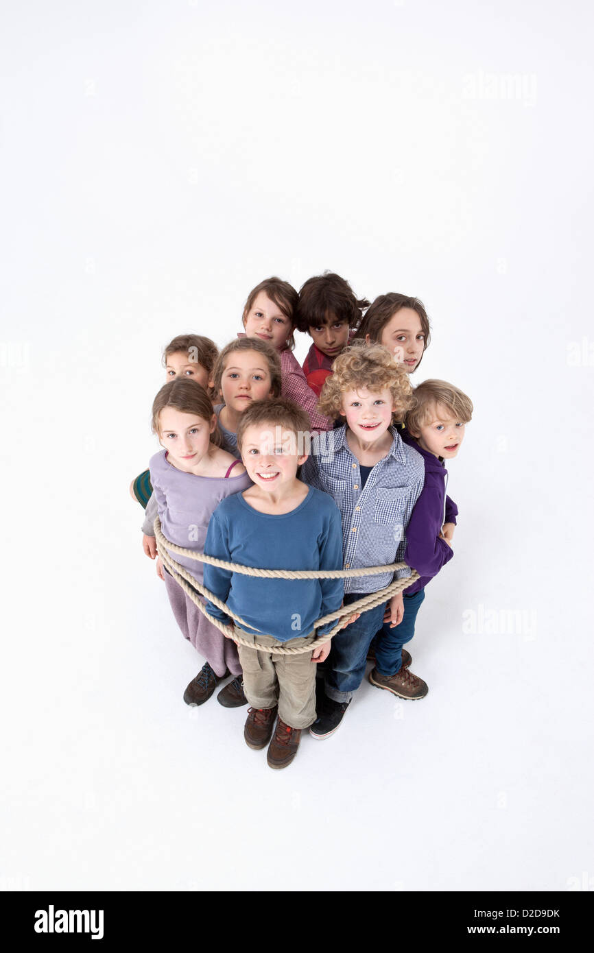 Eine Gruppe von Kindern zusammen mit einem Seil gebunden