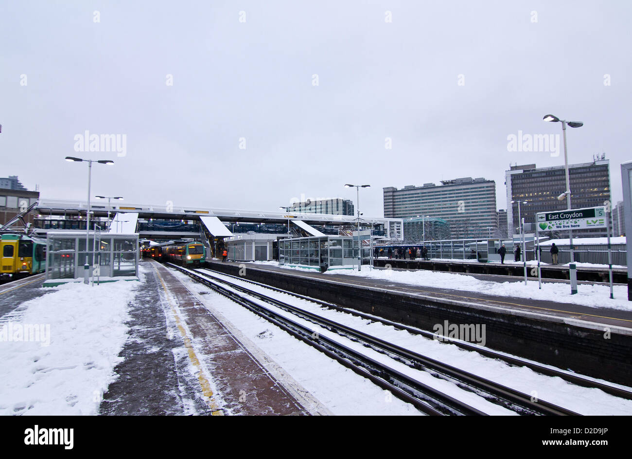 In der Regel verpackte Plattform steht leer, da Tausende von Pendlern bleiben Sie weg von Bahnhof East Croydon im Süden Londons Montag Vormittag 08:30 Hauptverkehrszeit beachtend Warnungen Reisechaos wie Züge unterwegs in London sind entweder abgebrochen oder stark sich aufgrund von Schnee verzögert. 21. Januar 2013. Stockfoto